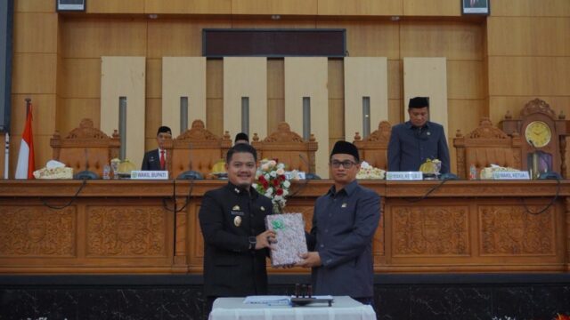 Wakil Bupati Luwu Serahkan LKPJ 2025, Kinerja Pemkab Tunjukkan Capaian Positif