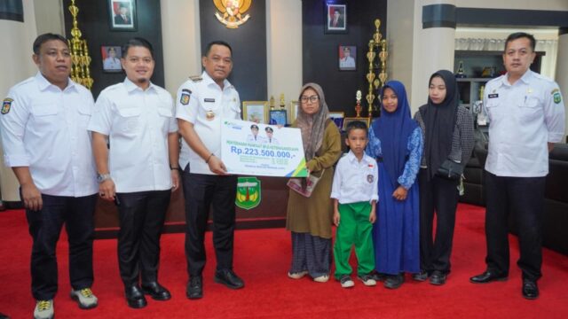 Bupati Luwu Serahkan Santunan Rp223,5 Juta ke Keluarga Nelayan Korban Kecelakaan Kerja