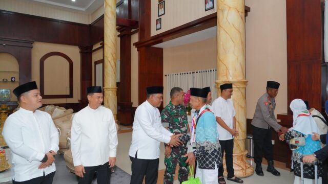 Bupati Luwu Lepas Jamaah Calon Haji Kloter 42 Embarkasi Makassar