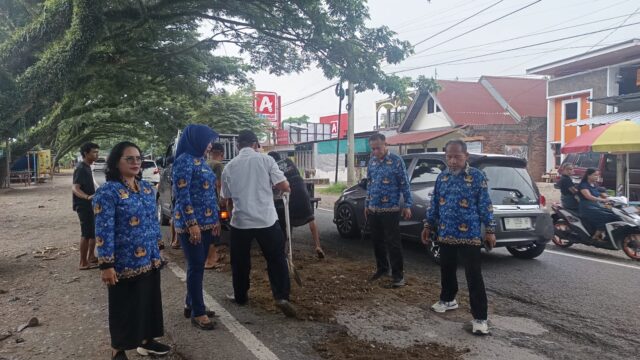 Jalan Rusak di Walenrang Luwu Picu Kecelakaan, Camat dan Pemuda Turun Timbun Jalan