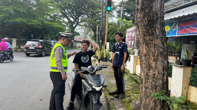 Pelajar Tak Pakai Helm di Palopo Kena Teguran Saat Patroli Polisi
