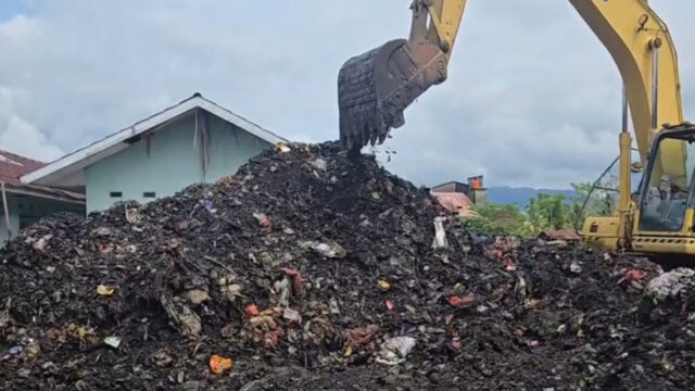 Sampah Pasar Sentral Lamasi Dibersihkan Pakai Ekskavator, DLH Luwu Akui Kewalahan