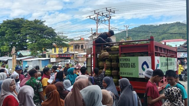 Antusiasme Warga Tinggi, Pasar Murah LPG 3 Kg di Walenrang Diserbu Masyarakat