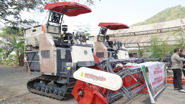 Kementan Salurkan Dua Unit Combine Harvester untuk Petani Luwu