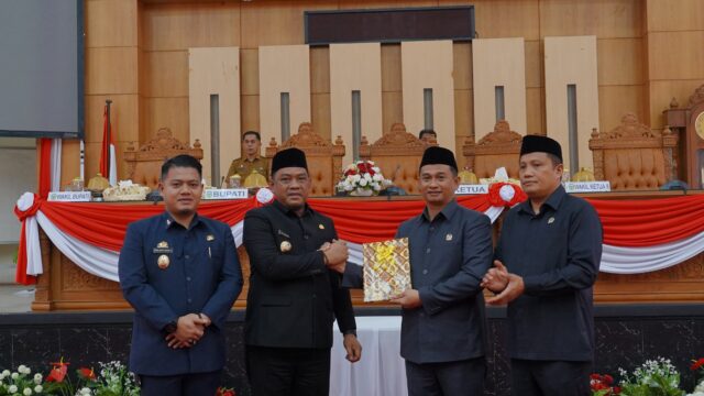 Bupati Luwu Serahkan Dua Ranperda Perseroda Luwu Cemerlang ke DPRD